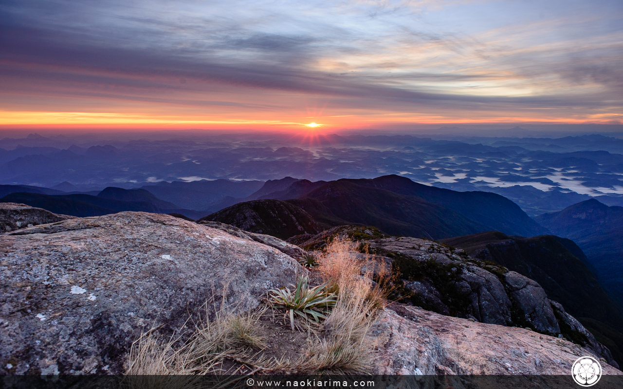 Os primeiros raios de luz marcando o início de mais um dia no cume do Pico da Bandeira.